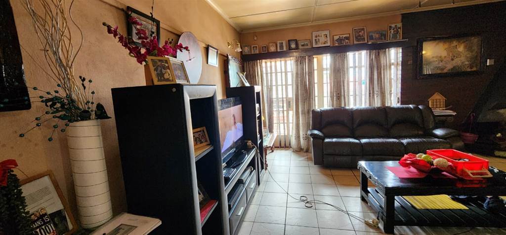 4 Bed House in Witbank Central photo number 17