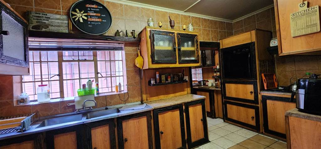 4 Bed House in Witbank Central photo number 24
