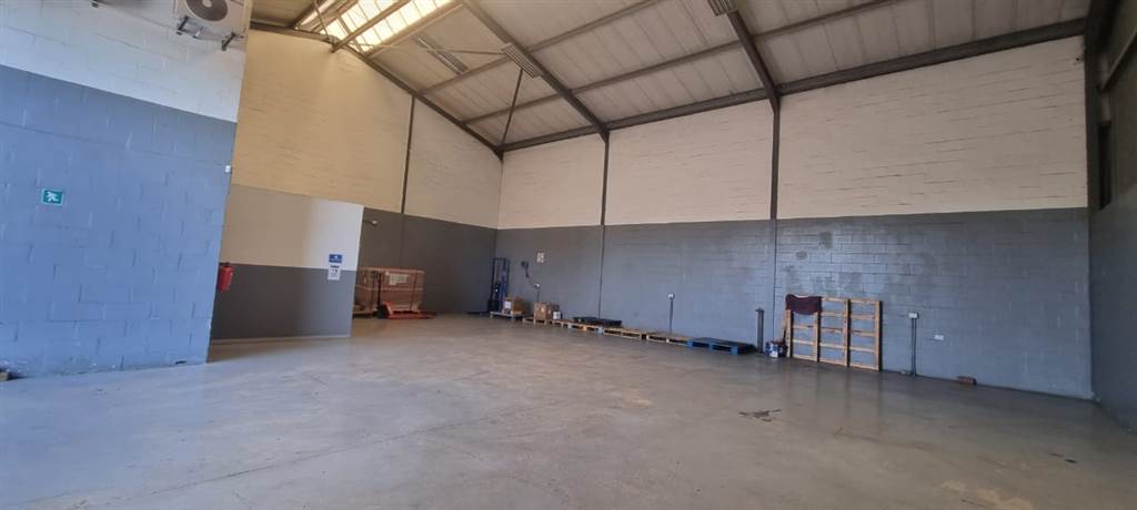 250  m² Industrial space in Airport Industria photo number 2
