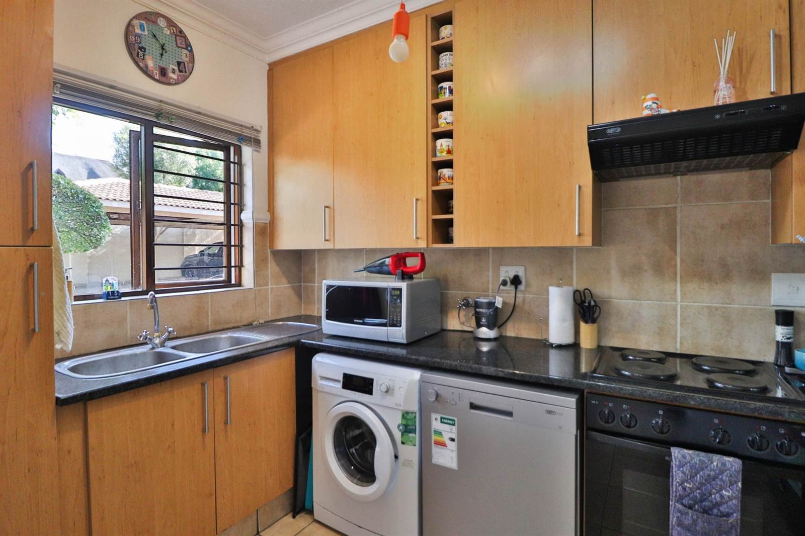 2 Bed Townhouse in Lonehill photo number 6