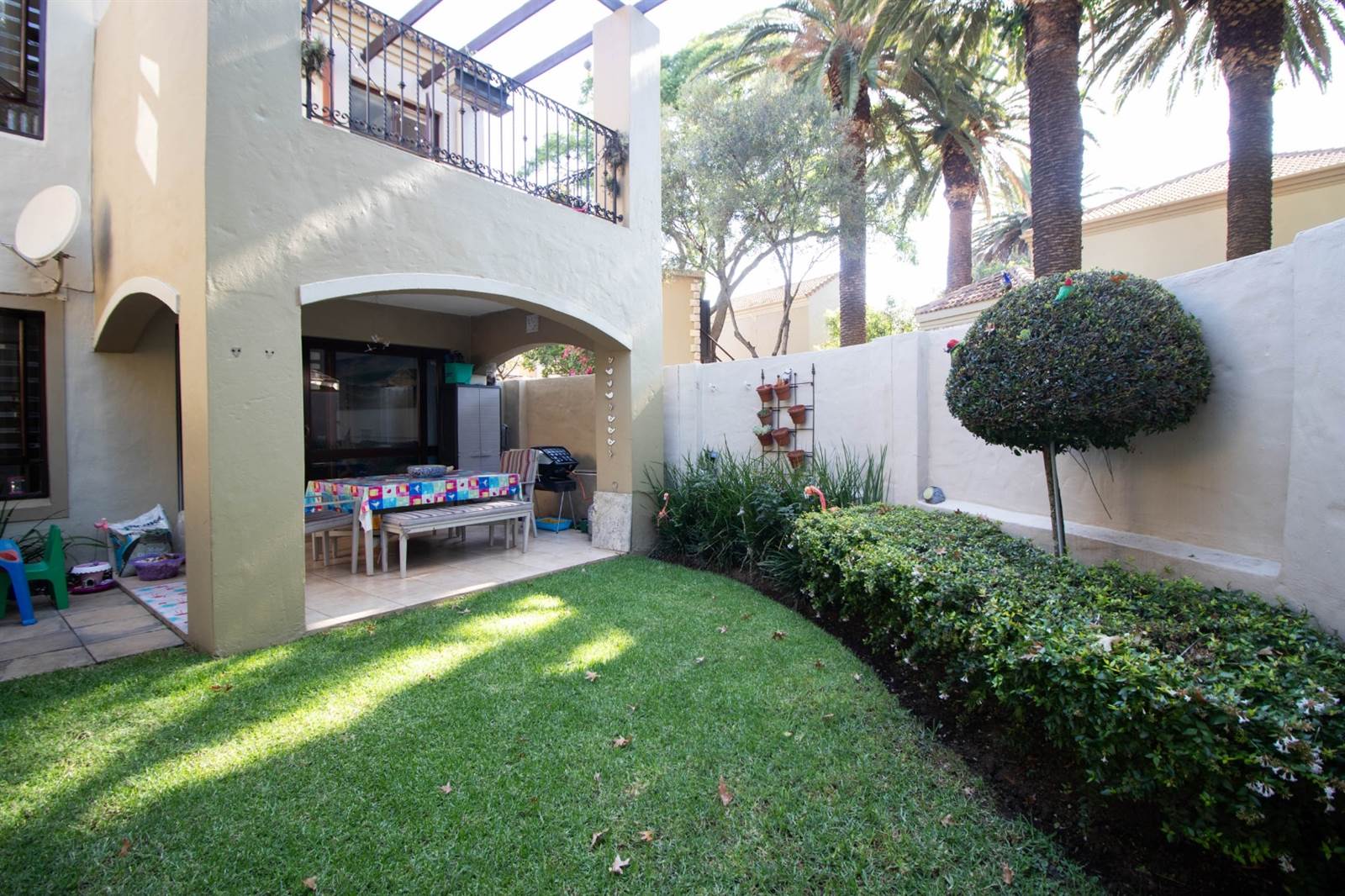 2 Bed Townhouse in Lonehill photo number 21