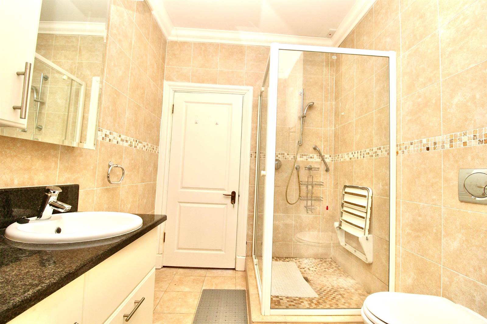 2 Bed Apartment in Bothas Hill photo number 8