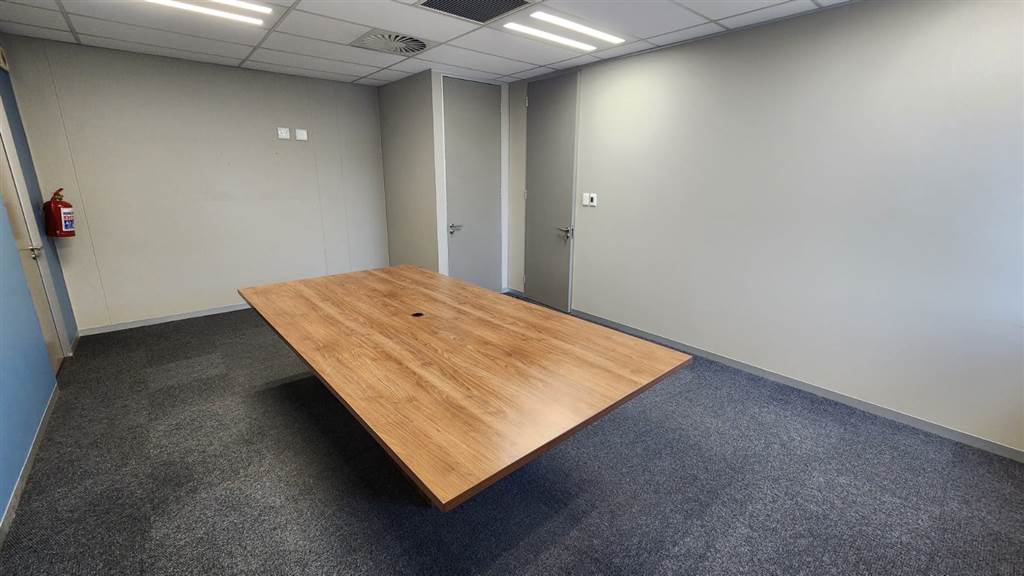 129  m² Commercial space in Lynnwood photo number 3
