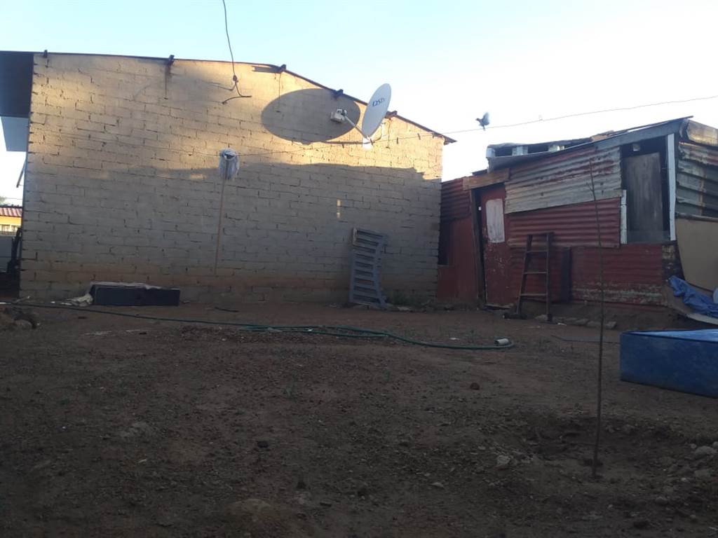 2 Bed House in Orange Farm photo number 2