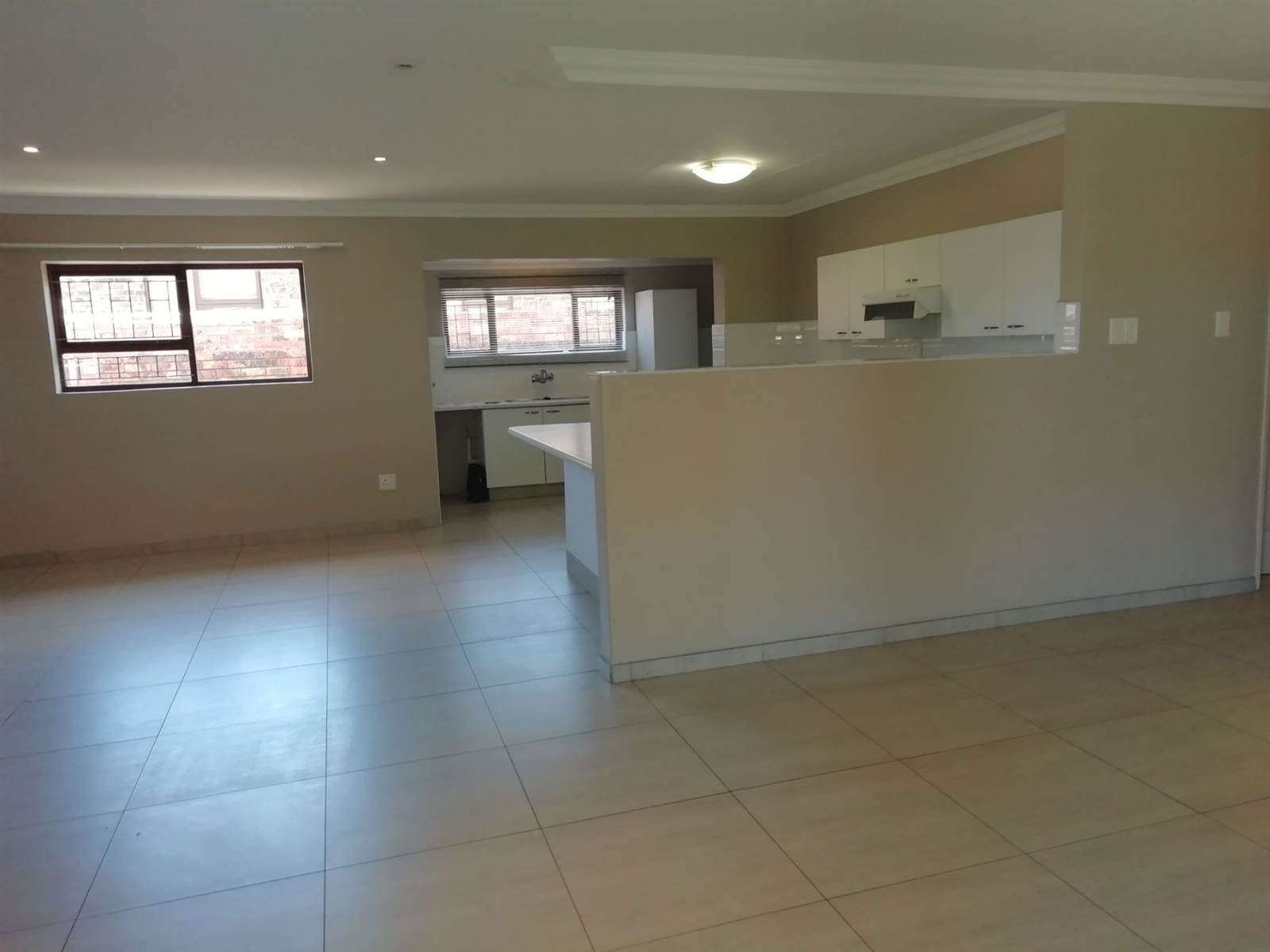 2 Bed Townhouse in Jeffreys Bay photo number 3