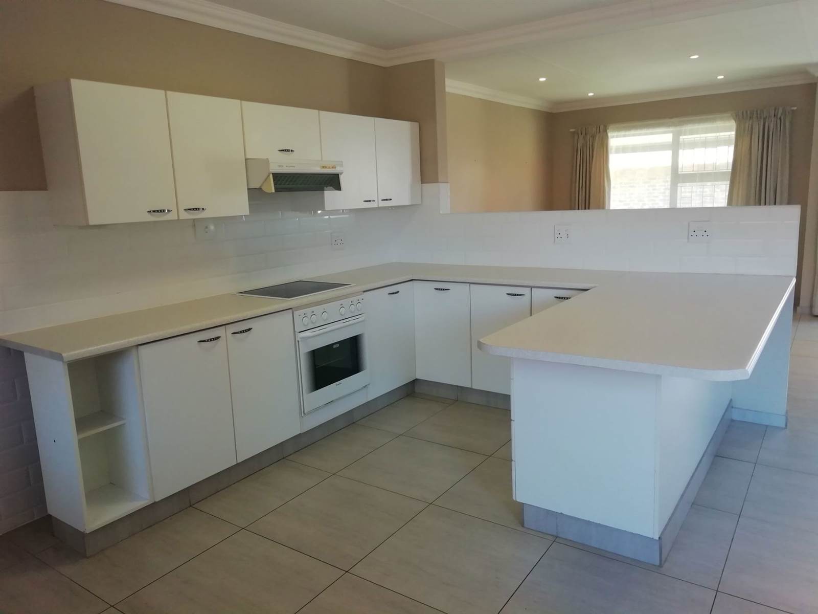 2 Bed Townhouse in Jeffreys Bay photo number 7