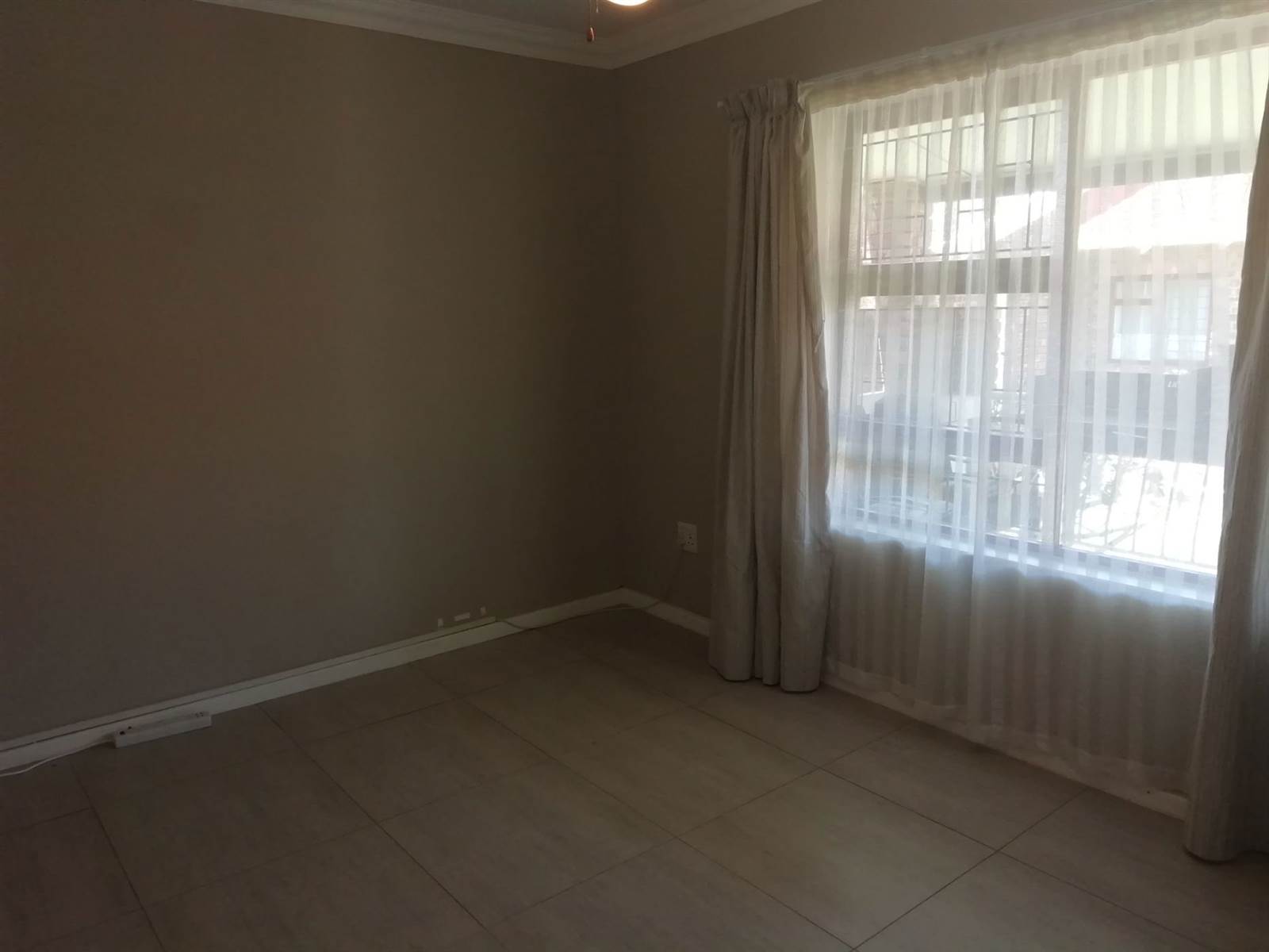 2 Bed Townhouse in Jeffreys Bay photo number 11