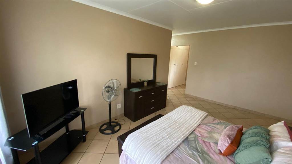 4 Bed House in Carletonville photo number 6