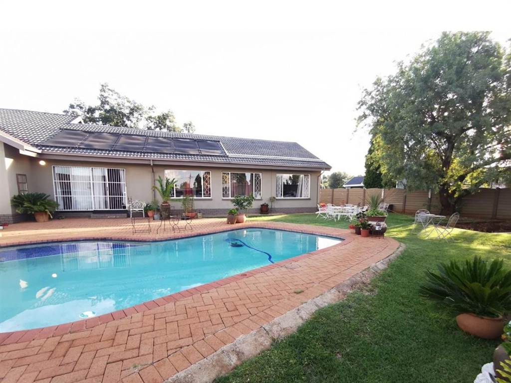 4 Bed House in Carletonville photo number 1