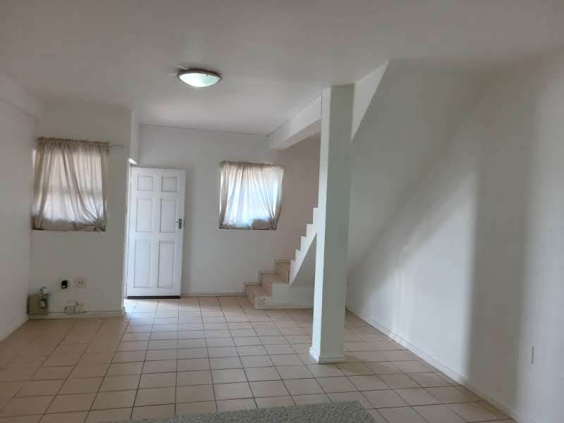 2 Bed Apartment in Wynberg photo number 1