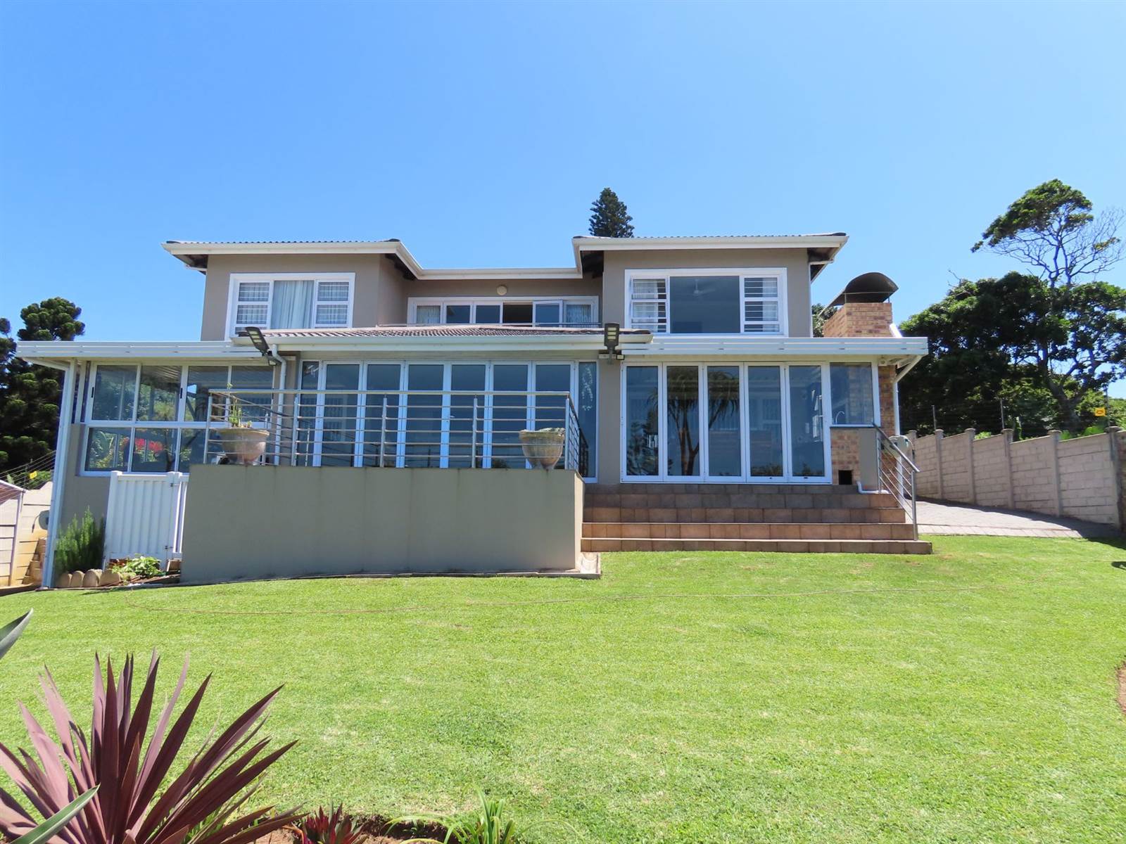 4 Bed House in Leisure Bay photo number 2