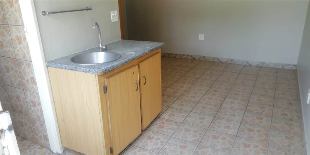 Bachelor apartment in Polokwane Central photo number 2