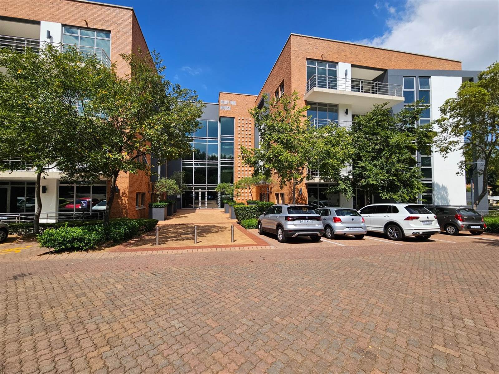 658  m² Commercial space in Bryanston photo number 1