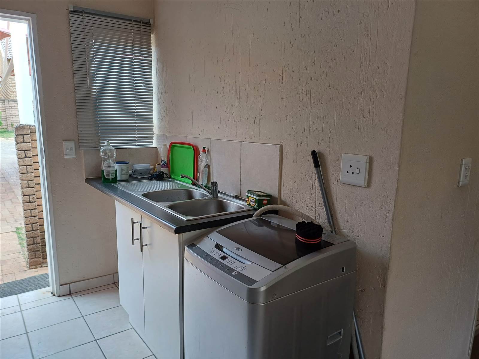 2 Bed Townhouse in Olievenhoutbosch photo number 9