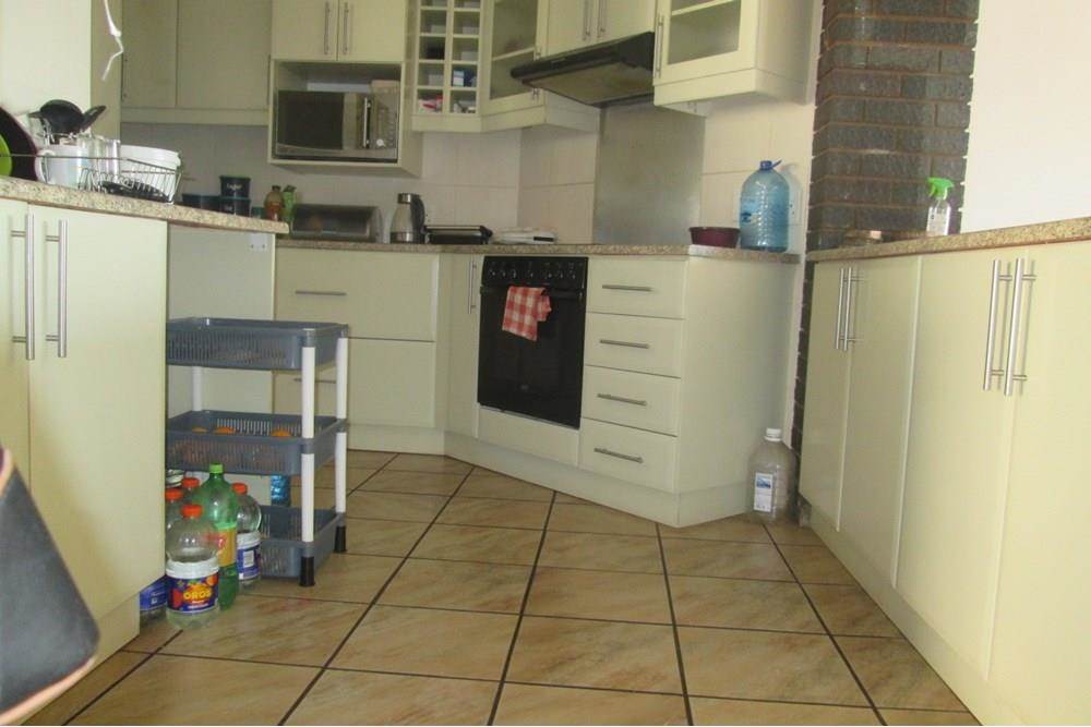 2 Bed Apartment in Umtentweni photo number 10