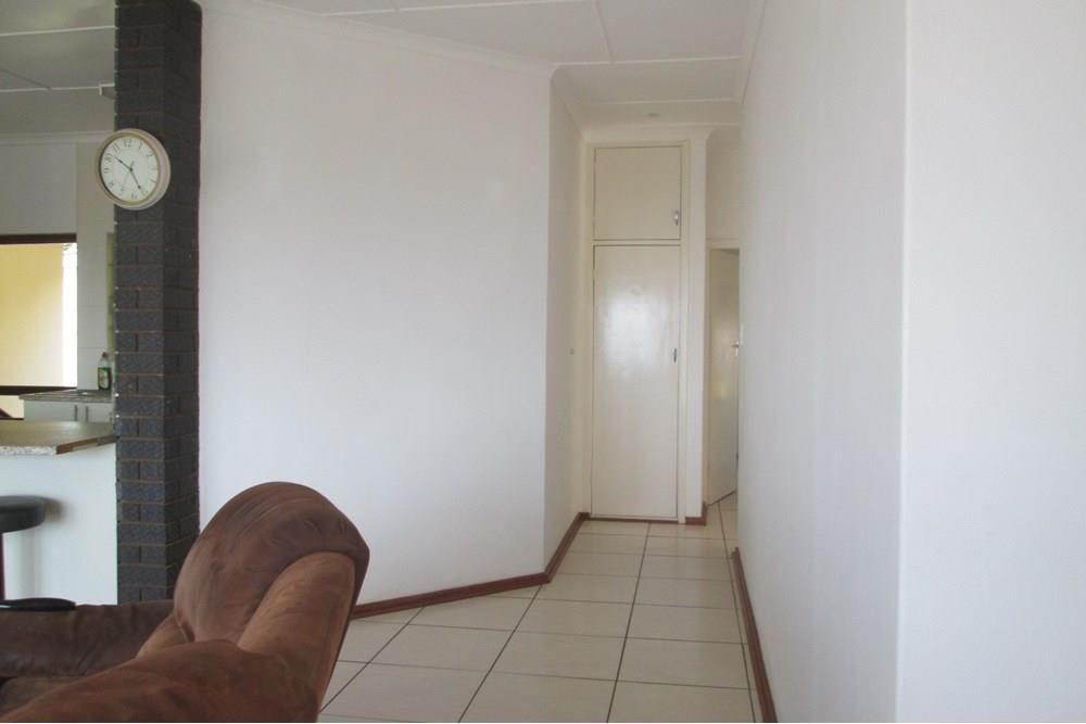2 Bed Apartment in Umtentweni photo number 11