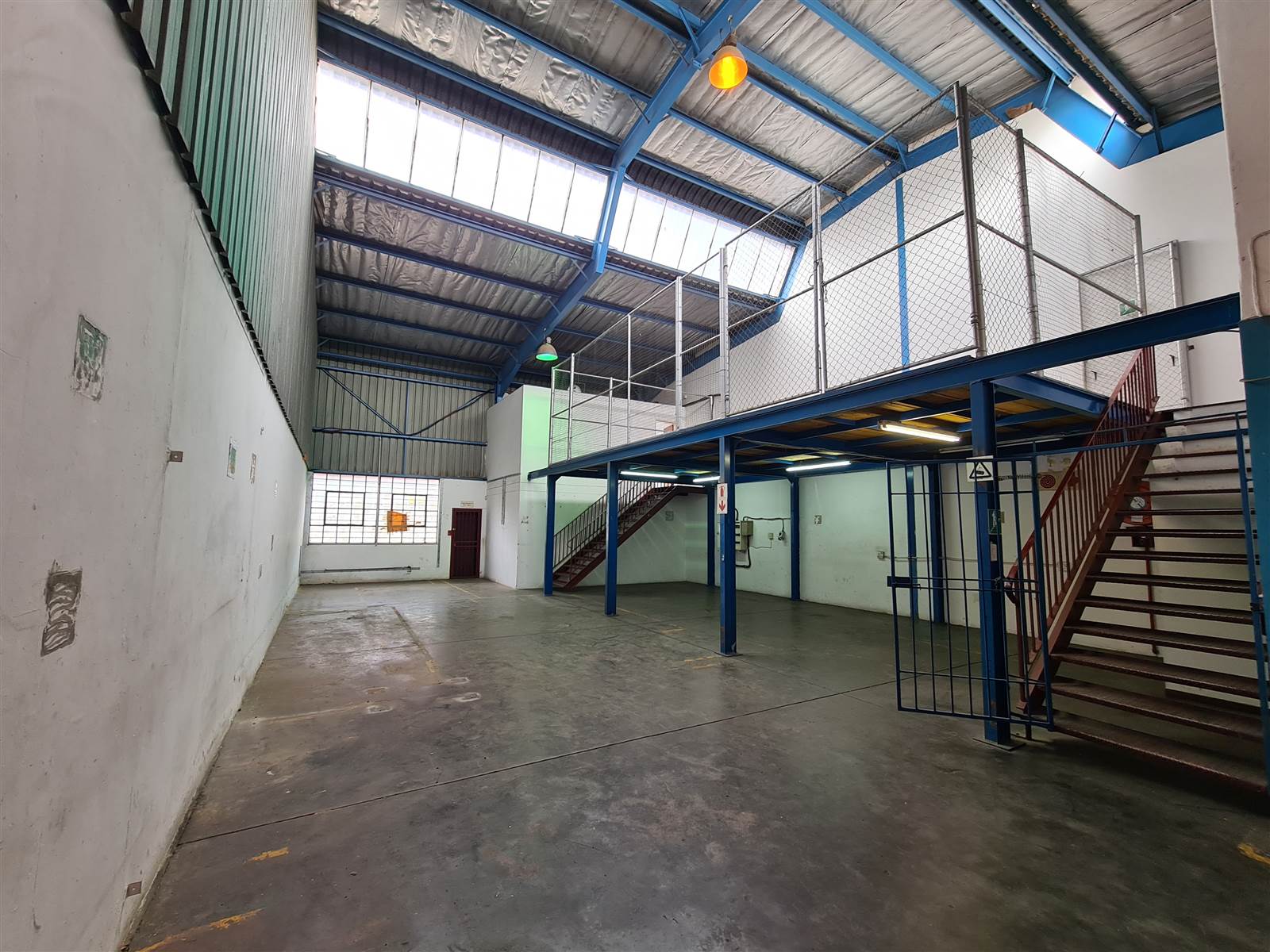 1000  m² Industrial space in Sebenza photo number 11