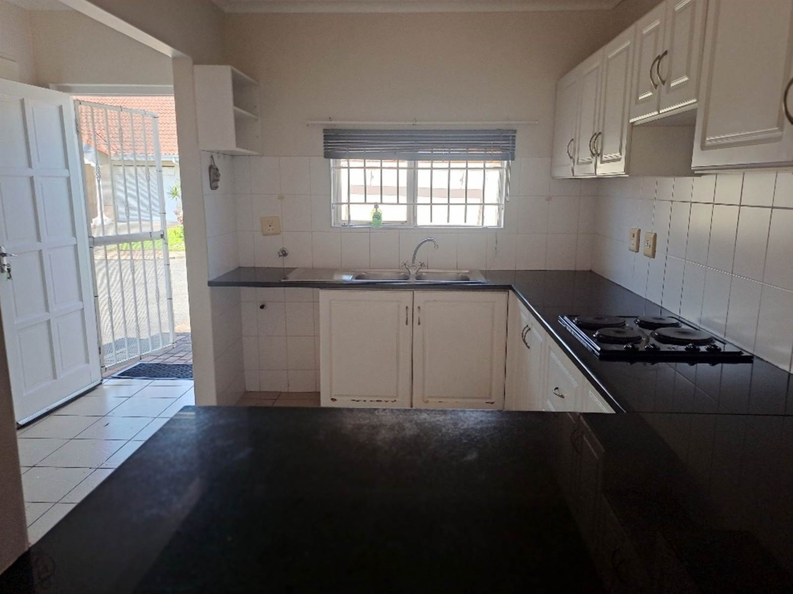 2 Bed Townhouse in Durban North photo number 9