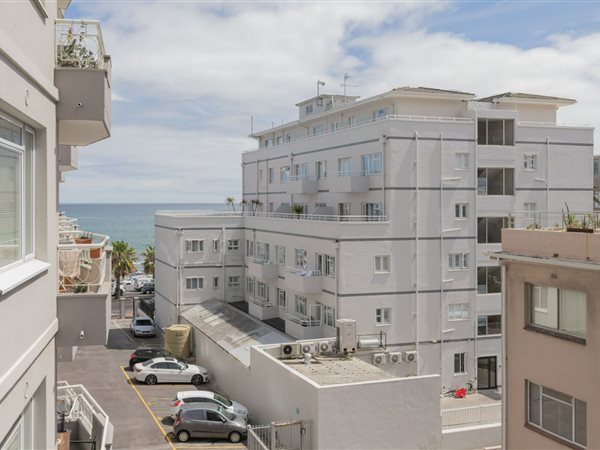 2 Bed Flat in Sea Point