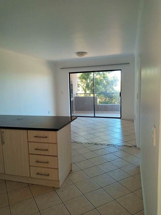 3 Bed Apartment in Somerset West Central photo number 4