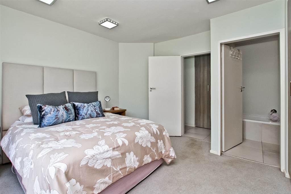 2 Bed Apartment in Observatory photo number 10