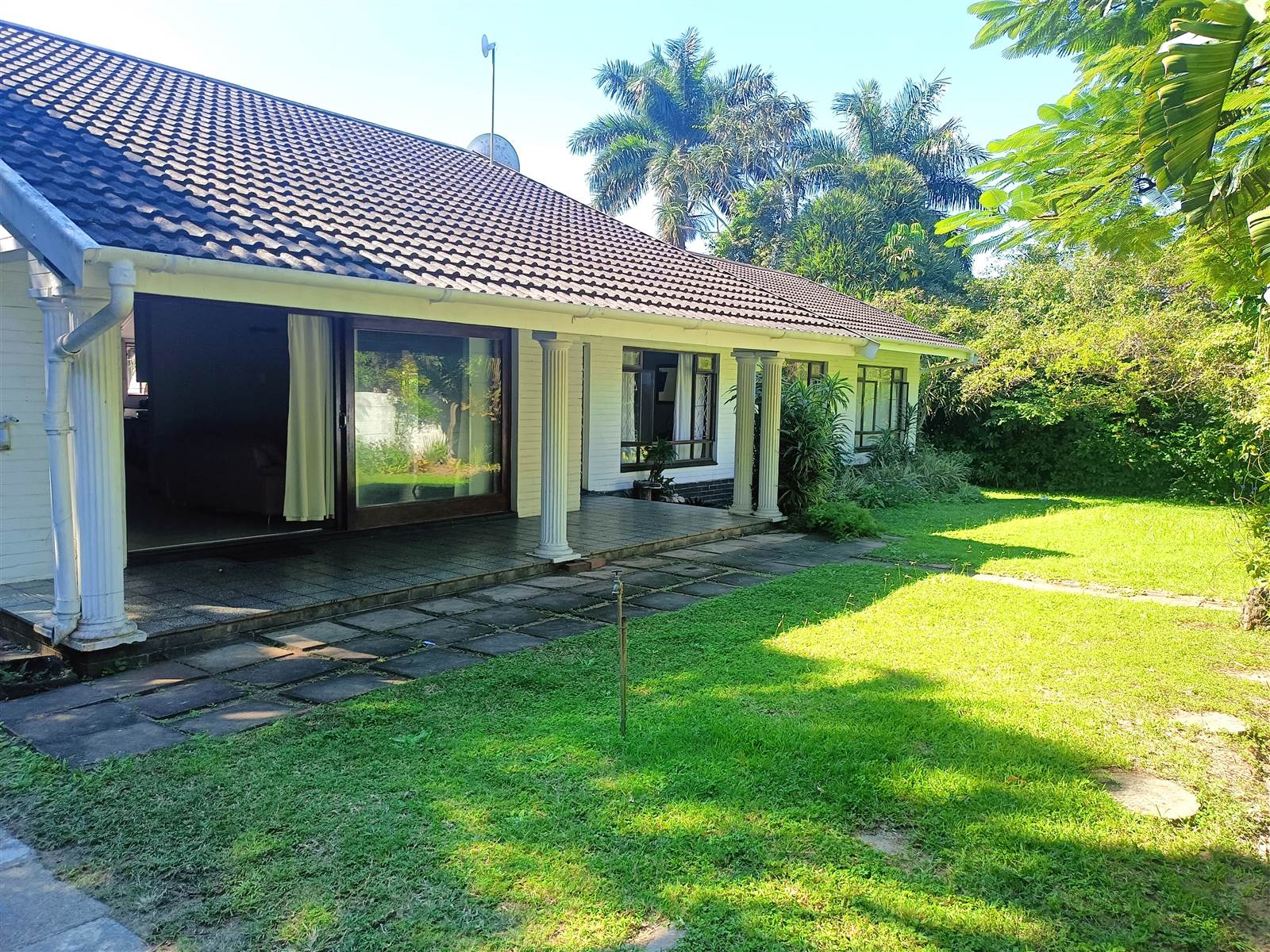 4 Bed House in Blythedale Beach photo number 3
