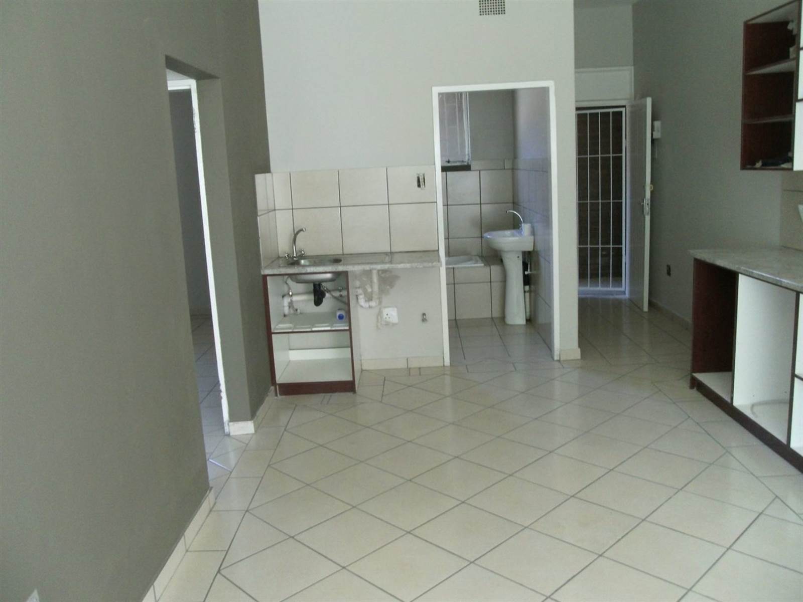 2 Bed Apartment in Vereeniging Central photo number 2