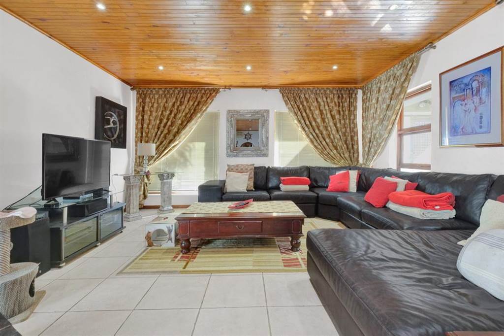 5 Bed House in Constantia Kloof photo number 6