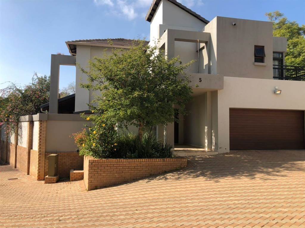 4 Bed Townhouse in Waterkloof Ridge photo number 1