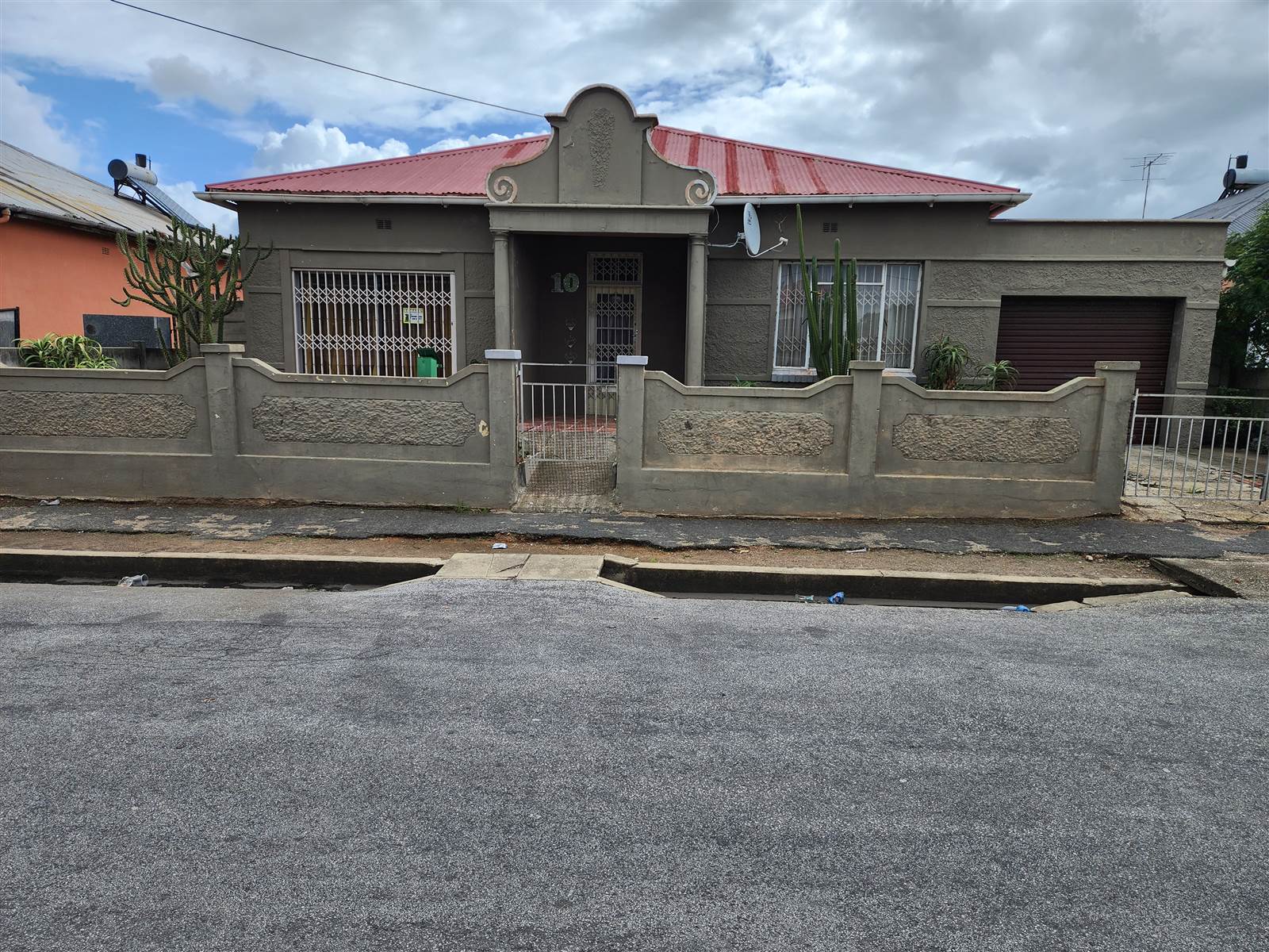 3 Bed House in Uitenhage Central photo number 1