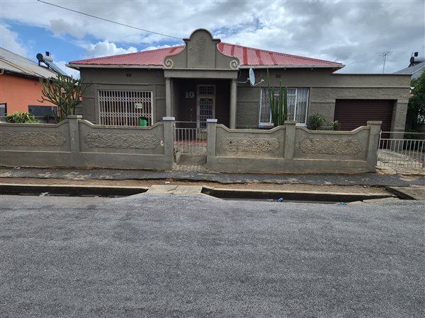 3 Bed House in Uitenhage Central
