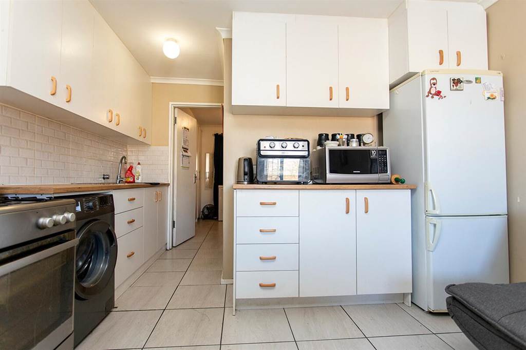1 Bed Apartment in Morgenster photo number 8