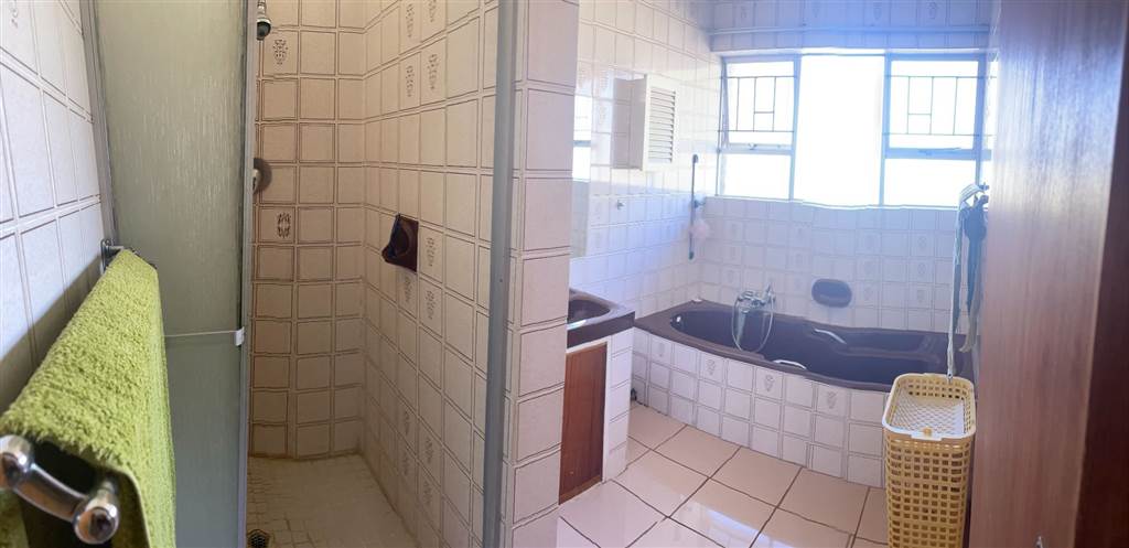 8 Bed House in Vryheid photo number 16