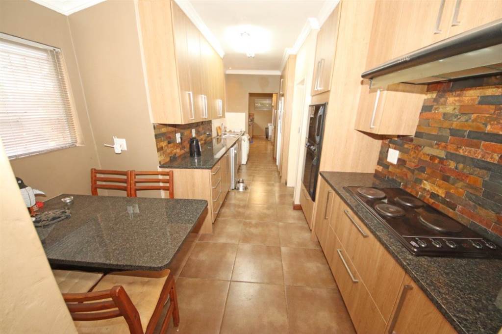 6 Bed House in Edenvale photo number 4