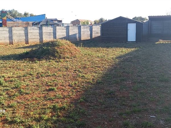 700 m² Land available in Rothdene