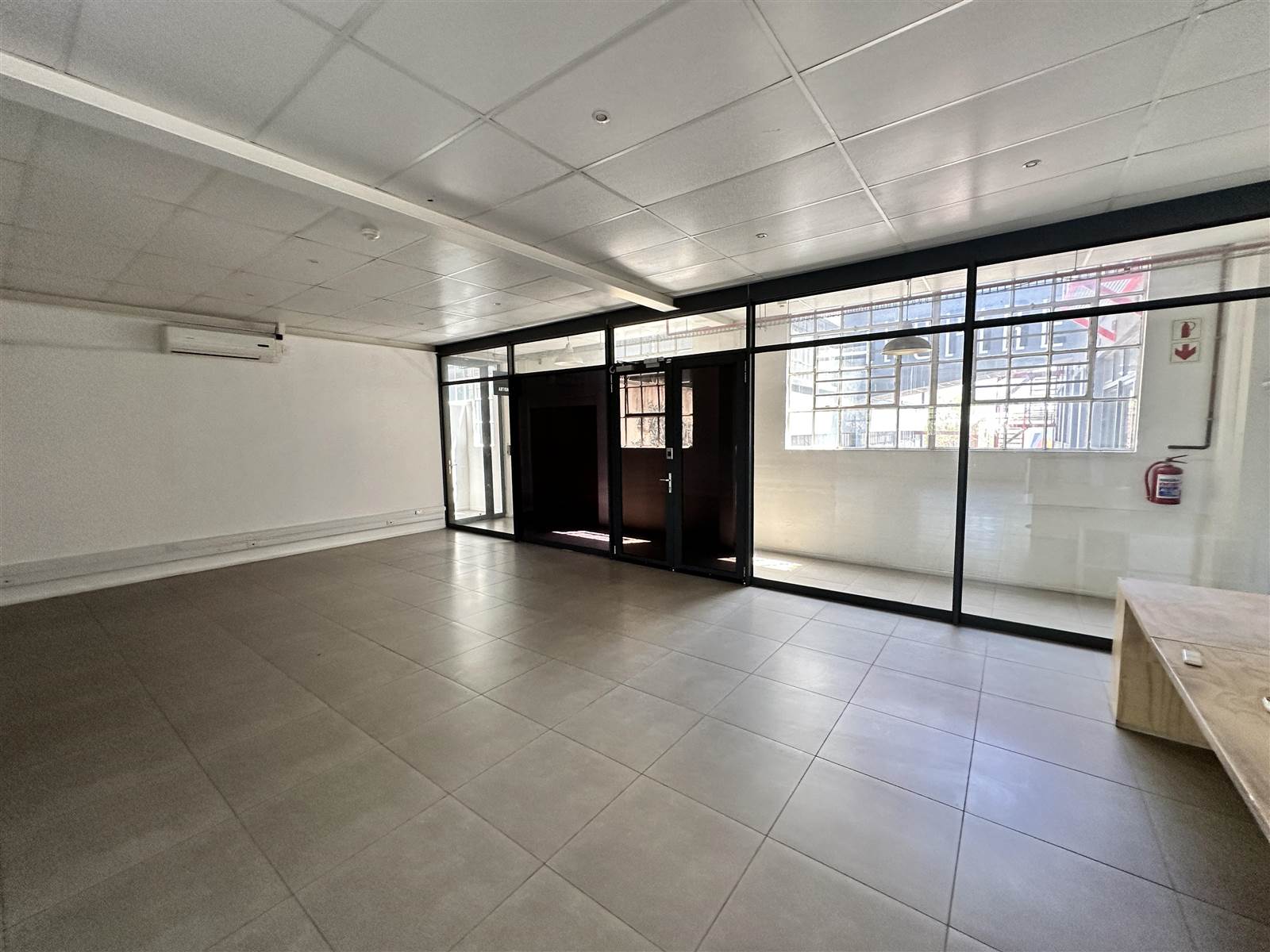 250  m² Commercial space in Woodstock photo number 5