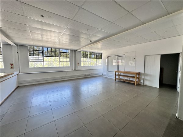 250  m² Commercial space in Woodstock