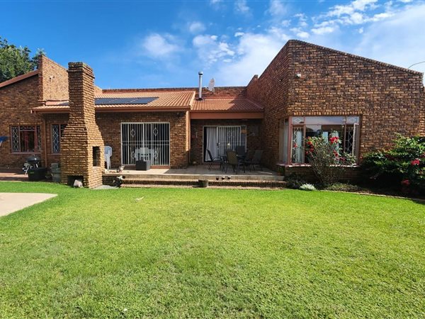 4 Bed House in Dalpark Ext 1