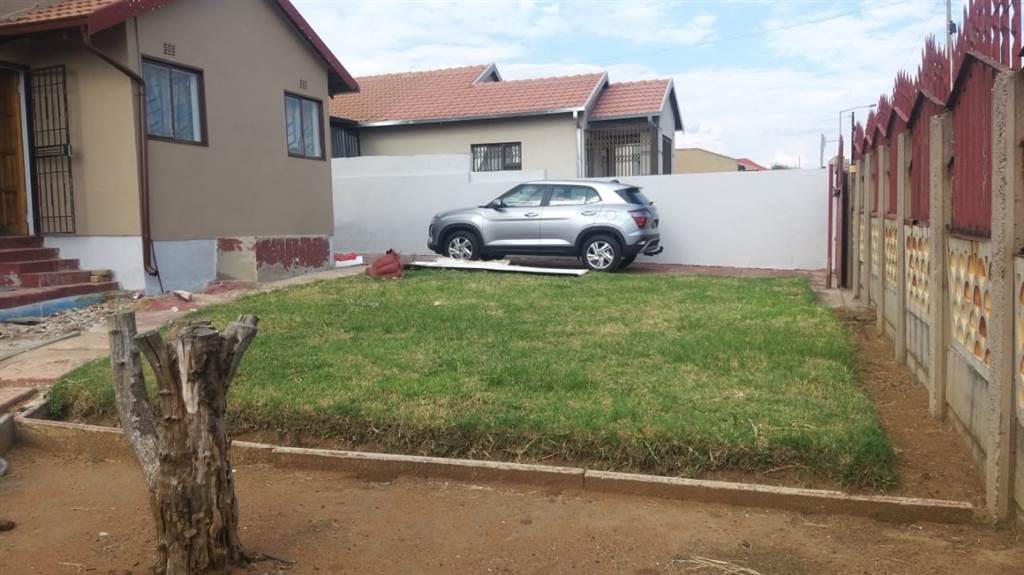 3 Bed House in Kagiso photo number 8