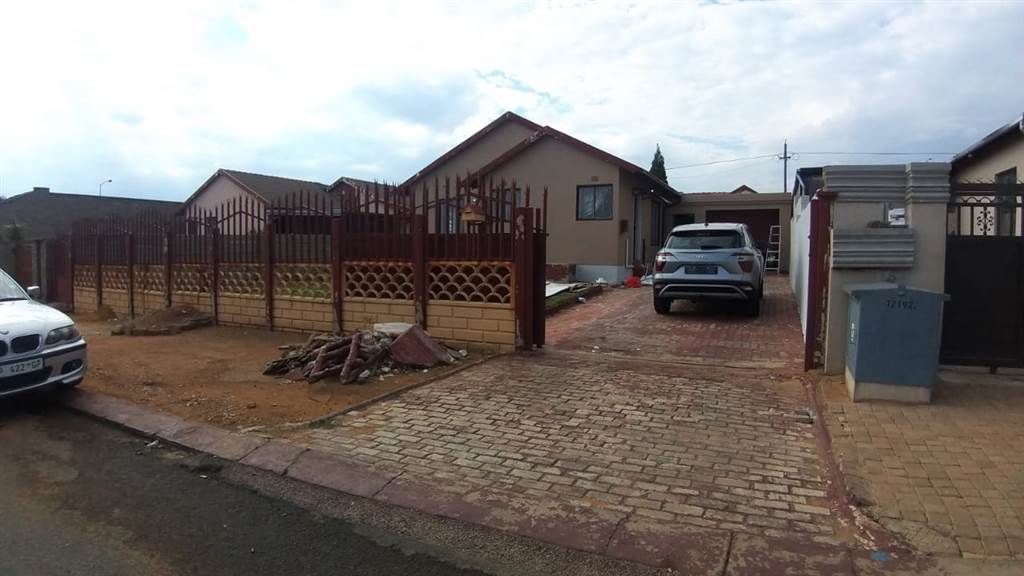 3 Bed House in Kagiso photo number 5