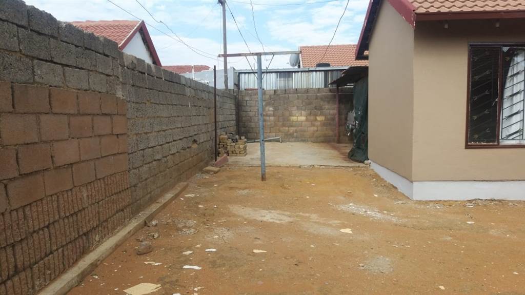 3 Bed House in Kagiso photo number 4