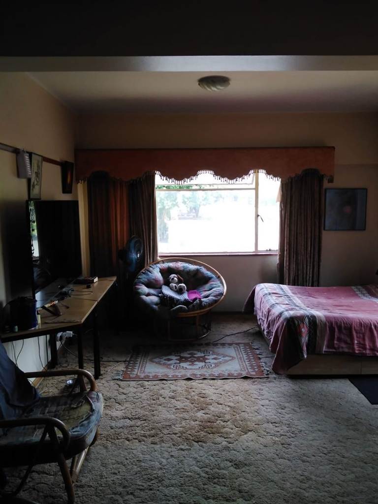 4 Bed Apartment in Bloemfontein photo number 12