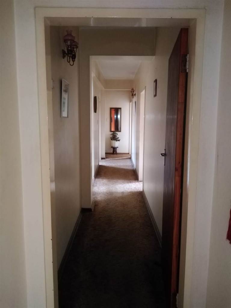 4 Bed Apartment in Bloemfontein photo number 23