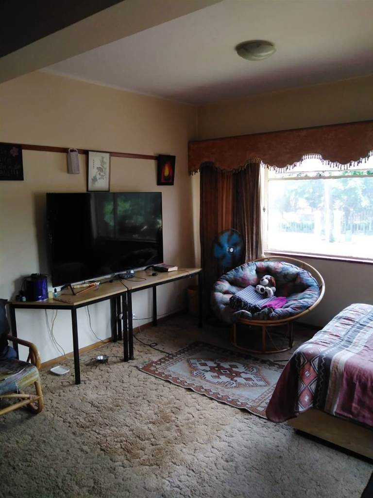 4 Bed Apartment in Bloemfontein photo number 14