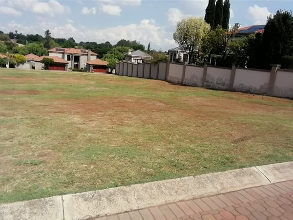 1 012 m² Land