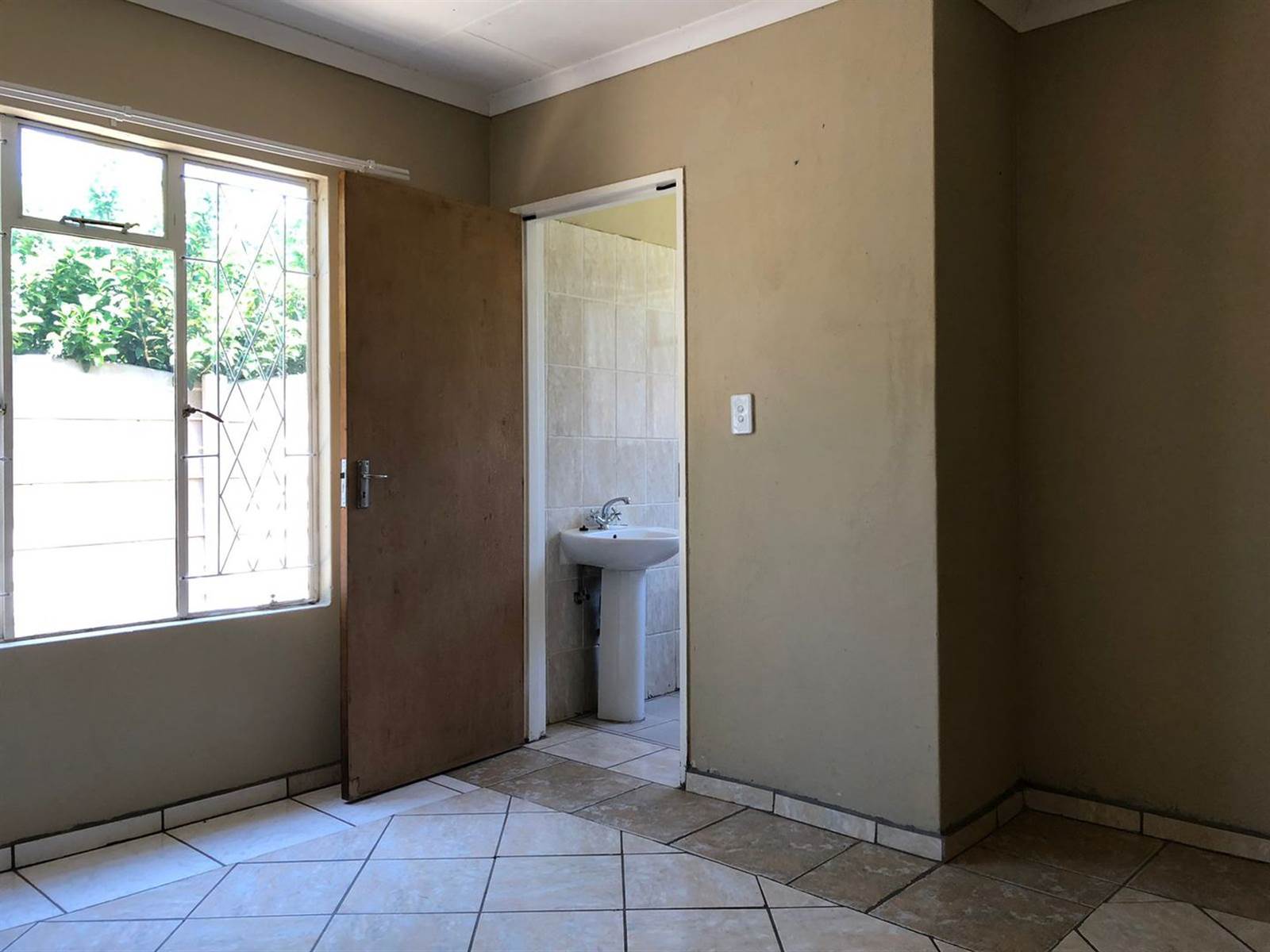 1 Bed Garden Cottage in Potchefstroom Central photo number 8