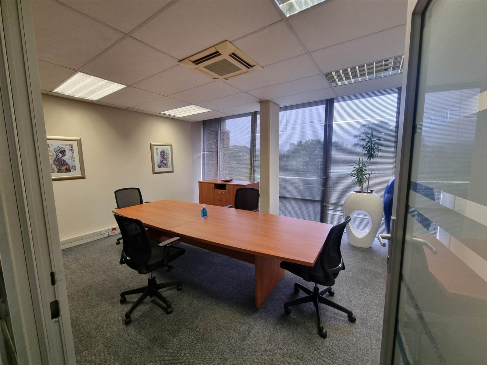 300  m² Office Space in Montrose photo number 4
