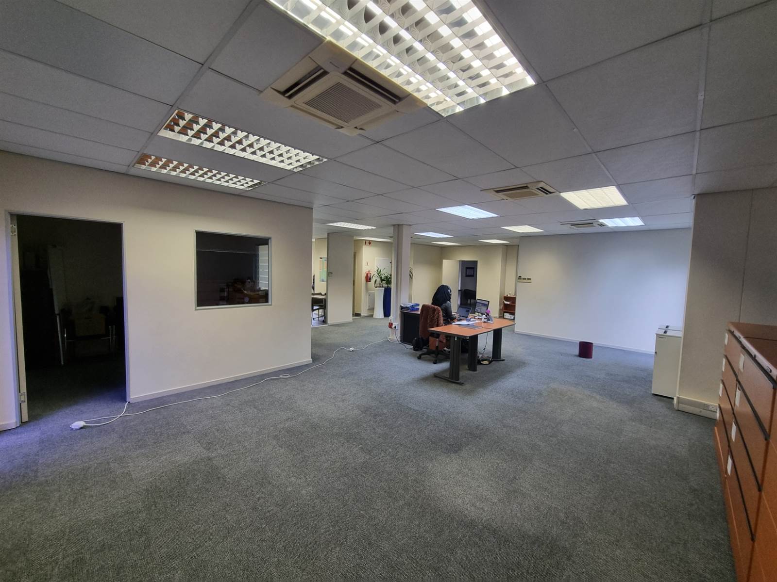 300  m² Office Space in Montrose photo number 5