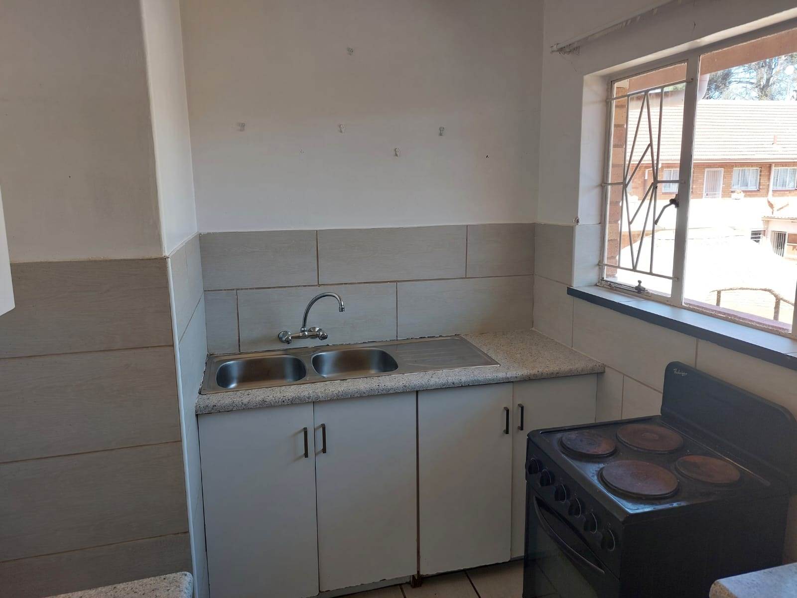 2 Bed Apartment in Stilfontein photo number 5