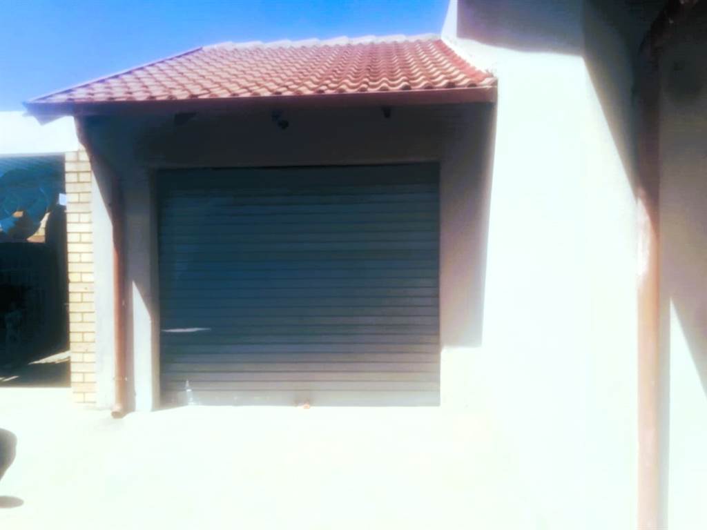6 Bed House in Klipfontein View photo number 4